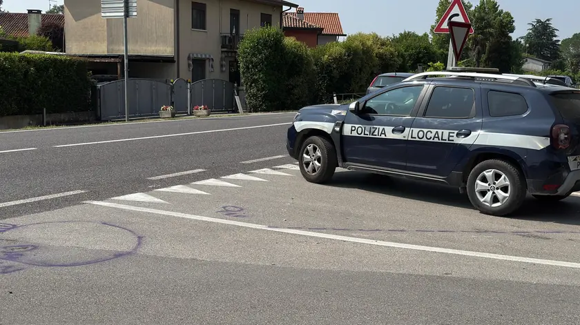 I vigili nel luogo dell'incidente a Stigliano (foto Lorenzo Pòrcile)