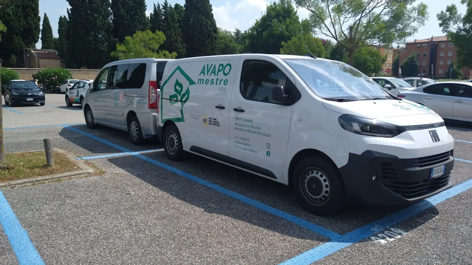I furgoncini Avapo vandalizzati