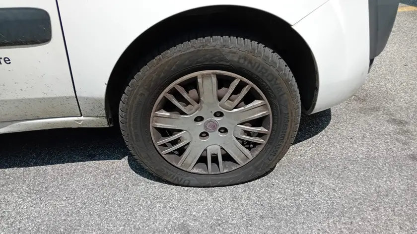 Un mezzo dell'Avapo vandalizzato