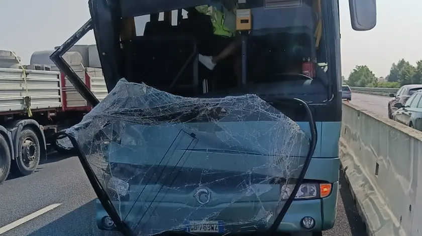 Scontro tra autobus delle linee Atvo e un mezzo pesante in A4