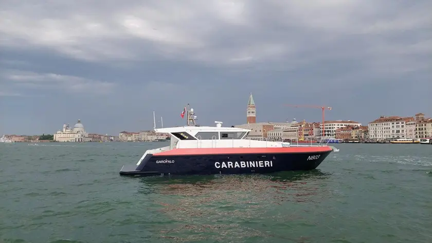 Una Gran turismo nel mirino dei controlli dei carabinieri