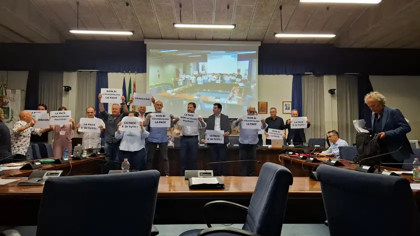 La protesta dei consiglieri del centrodestra in consiglio comunale a Marcon