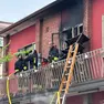 I vigili del fuoco durante le operazioni di spegnimento dell'incendio