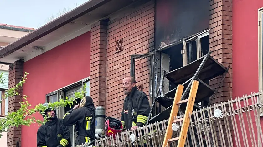 I vigili del fuoco durante le operazioni di spegnimento dell'incendio