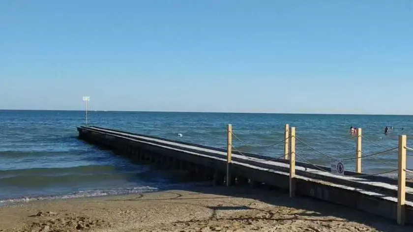 Si tuffa dal pontile a Jesolo: rischia la paralisi