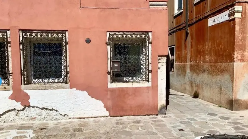 L’imbocco di calle Zen, dove si è consumata l’aggressione