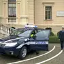 La pattuglia della polizia locale davanti alla sede municipale di Vittorio Veneto