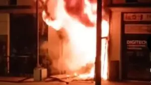 Il distributore automatico in fiamme a San Donà