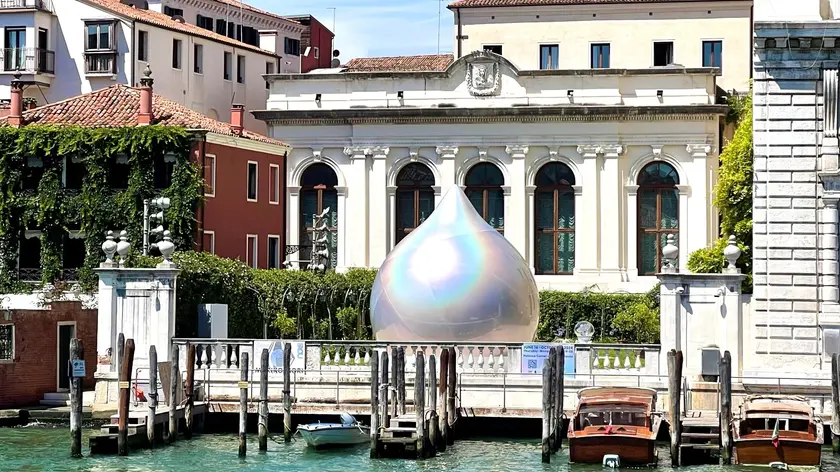 L’installazione Peace Crystal di Mariko Mori, esposta l’anno scorso nel giardino di Ca’ Corner