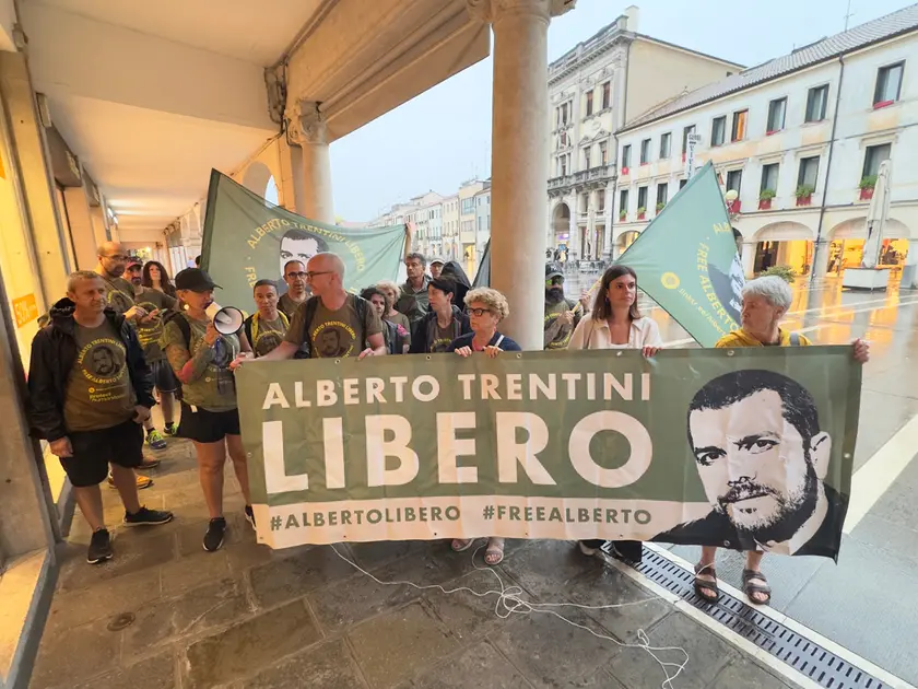 Lo striscione e i manifestanti (foto Lorenzo Pòrcile)