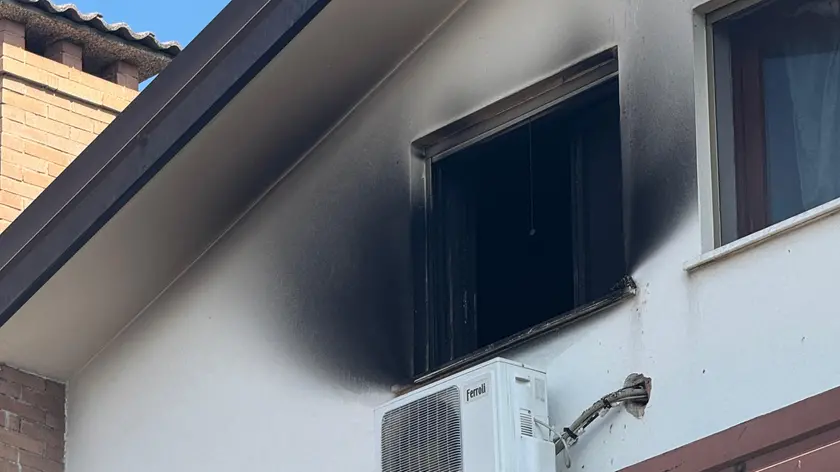La finestra dell'appartamento della donna che ha perso la vita nell'incendio (foto Lorenzo Pòrcile)
