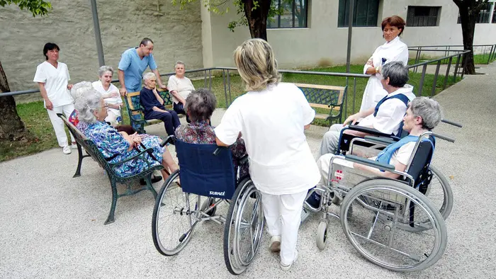 Anziani in una casa di riposo