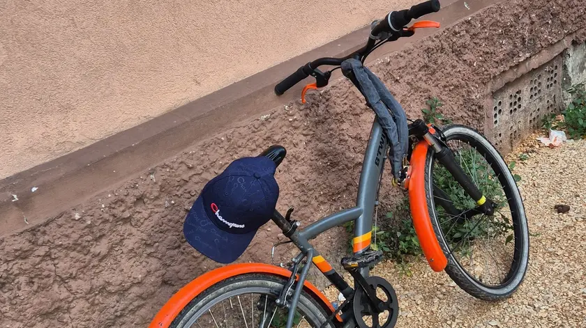 La bici abbandonata dal ladro