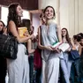 L'attesa fuori da una scuola per la prima prova scritta dell'esame di maturità