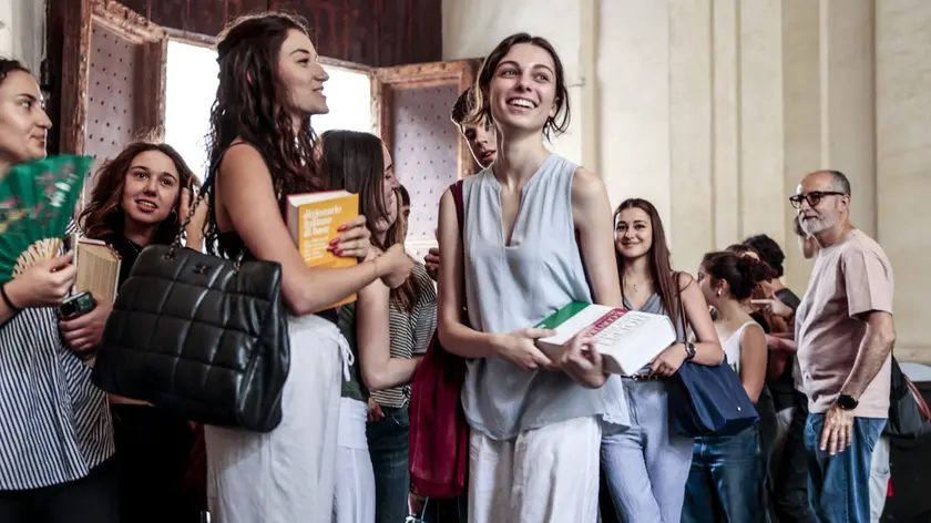 L'attesa fuori da una scuola per la prima prova scritta dell'esame di maturità