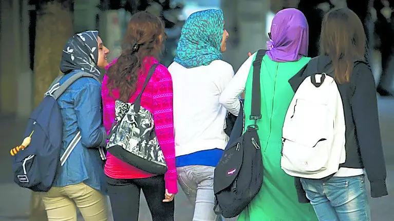 Padre arrestato perché non voleva che la figlia vestisse e si comportasse all'occidentale