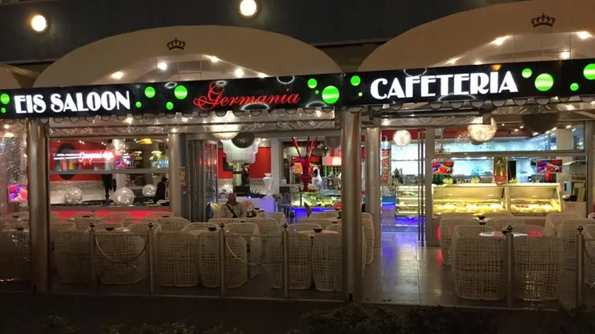 L’esterno del bar Germania in viale Aurora a Bibione