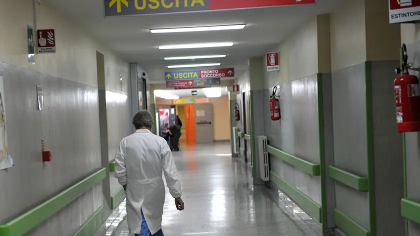Un medico in una corsia d’ospedale