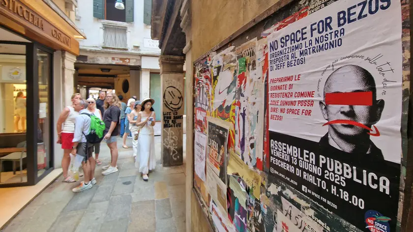 I manifesti contro l'evento apparsi a Venezia nelle scorse settimane