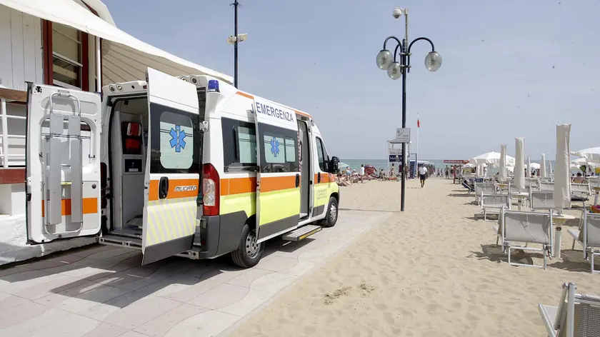 Un intervento dell'ambulanza in spiaggia