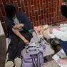 Uno sbandato all'entrata di un condominio
