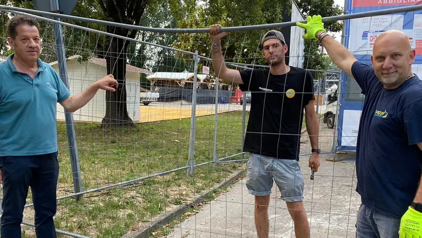 I volontari del Mirano Summer Festival mostrano da dove si è introdotto l'uomo