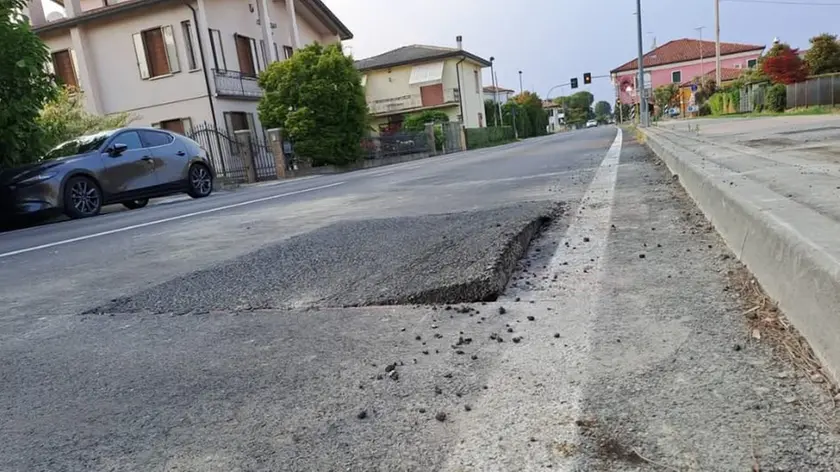 L’asfalto lasciato venerdì sera dalla ditta che ha lavorato nei sottoservizi