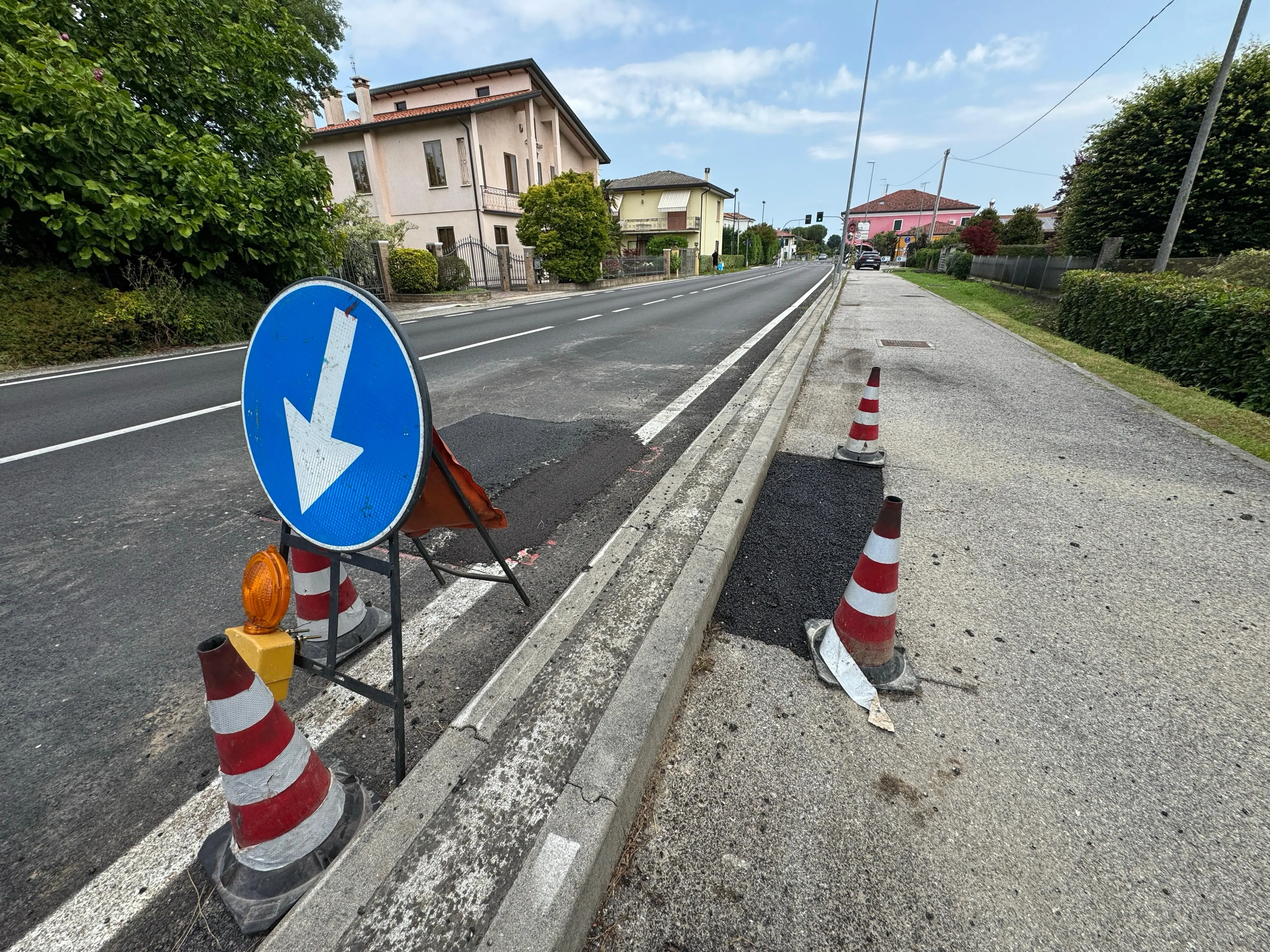 L’intervento di rattoppo di Veneto Strade (foto Pòrcile)
