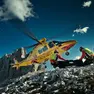 Un elicottero del soccorso alpino durante un intervento