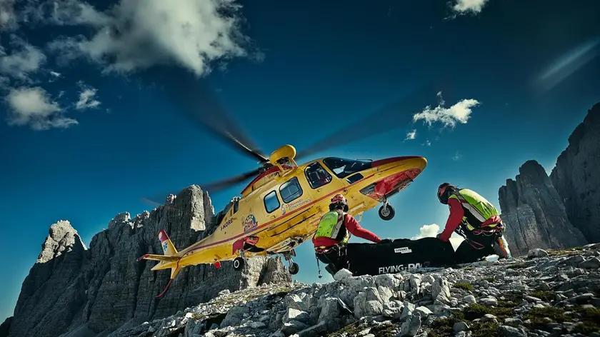 Un elicottero del soccorso alpino durante un intervento