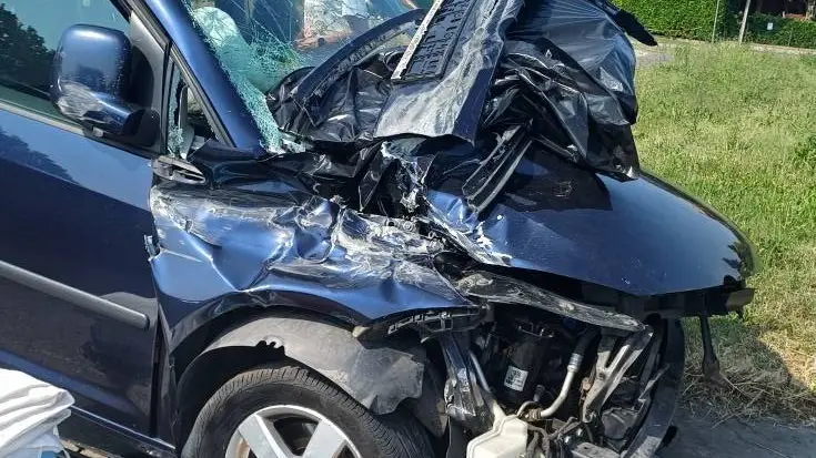 Il van distrutto dopo l'incidente