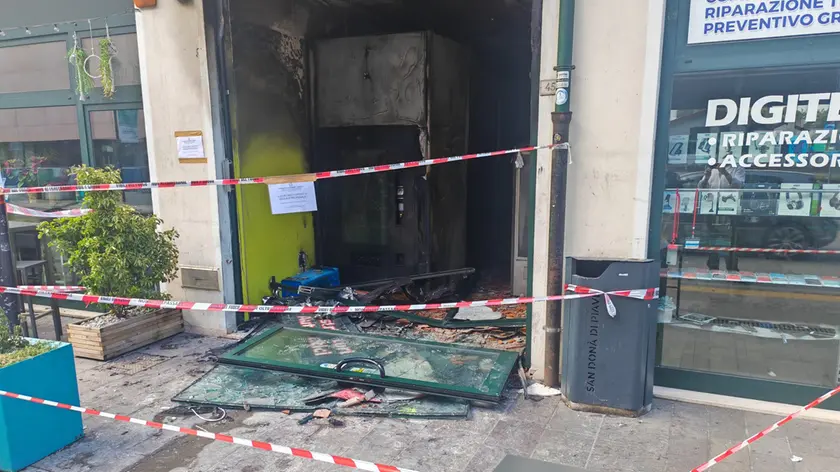 Il distributore incendiato a San Donà
