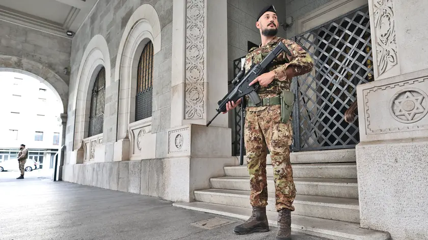 Militari davanti alla Sinagoga di Trieste (Lasorte)