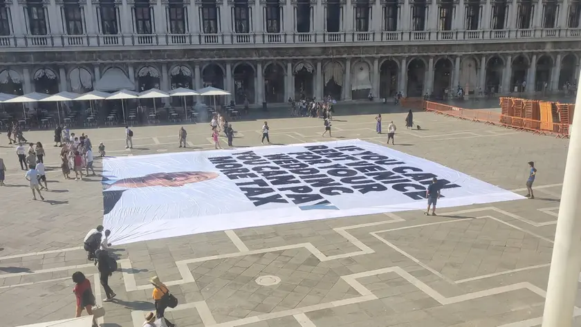 Striscione contro Bezos in piazza San Marco: «Se puoi affittare Venezia,  puoi anche pagare più tasse» | La Nuova Venezia