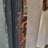 La porta divelta del negozio