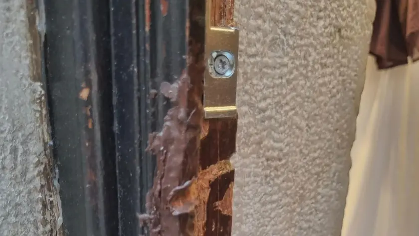 La porta divelta del negozio