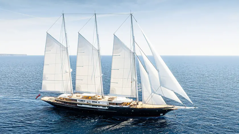 Il veliero Koru, la più grande barca a vela al mondo, di proprietà di mister Amazon