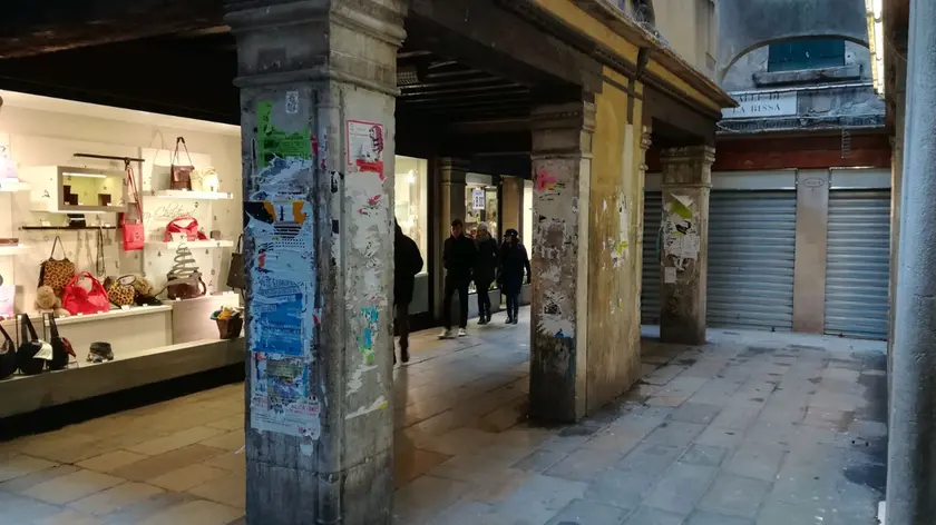 Il sottoportego de la Bissa, teatro della violenza