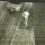 Lo stalker con una spranga nascosta dietro la schiena