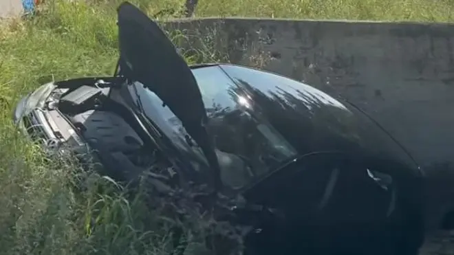 L'auto della donna finita nel fosso