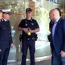 Il sindaco Teso e il comandante Carestiato assieme ad un agente che ha tra le mani il nuovo taser
