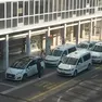Alcuni taxi in via Poerio davanti al condominio San Lorenzo