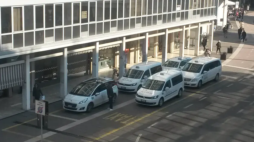 Alcuni taxi in via Poerio davanti al condominio San Lorenzo