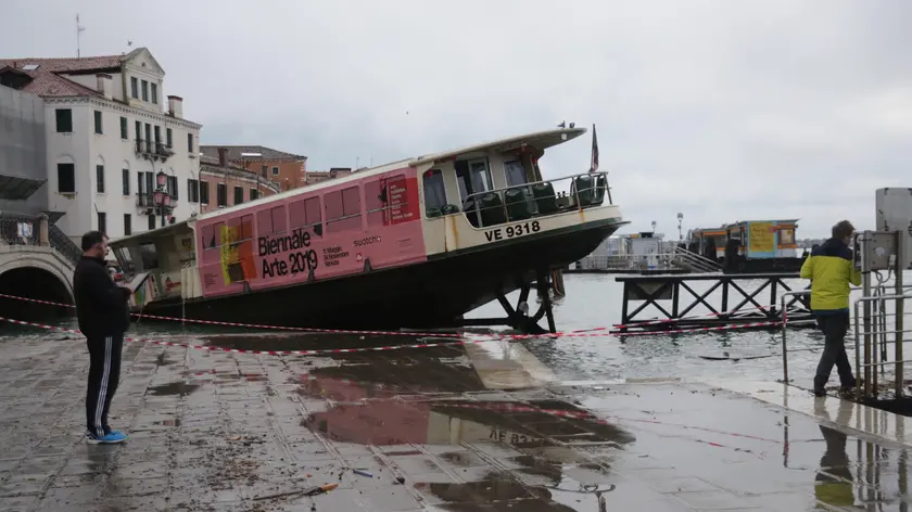 Venezia, i danni causati dall'acqua alta del 2019: vaporetto incagliato in Riva degli Schiavoni