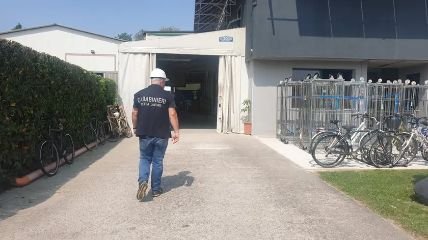 I carabinieri sul luogo del presunto incidente sul lavoro