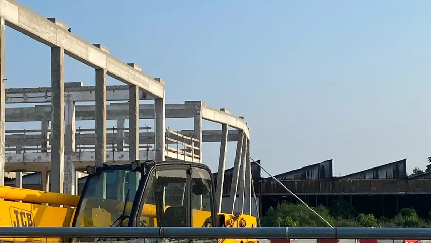 I pali del cantiere fieristico di San Donà visibilmenete piegati