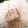 Maltratta la mamma anziana, allontanato