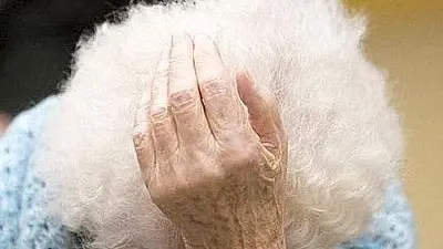 Maltratta la mamma anziana, allontanato