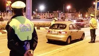 La polizia locale pattuglia le strade di notte