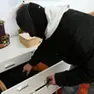 Un ladro intento a rovistare in un'abitazione